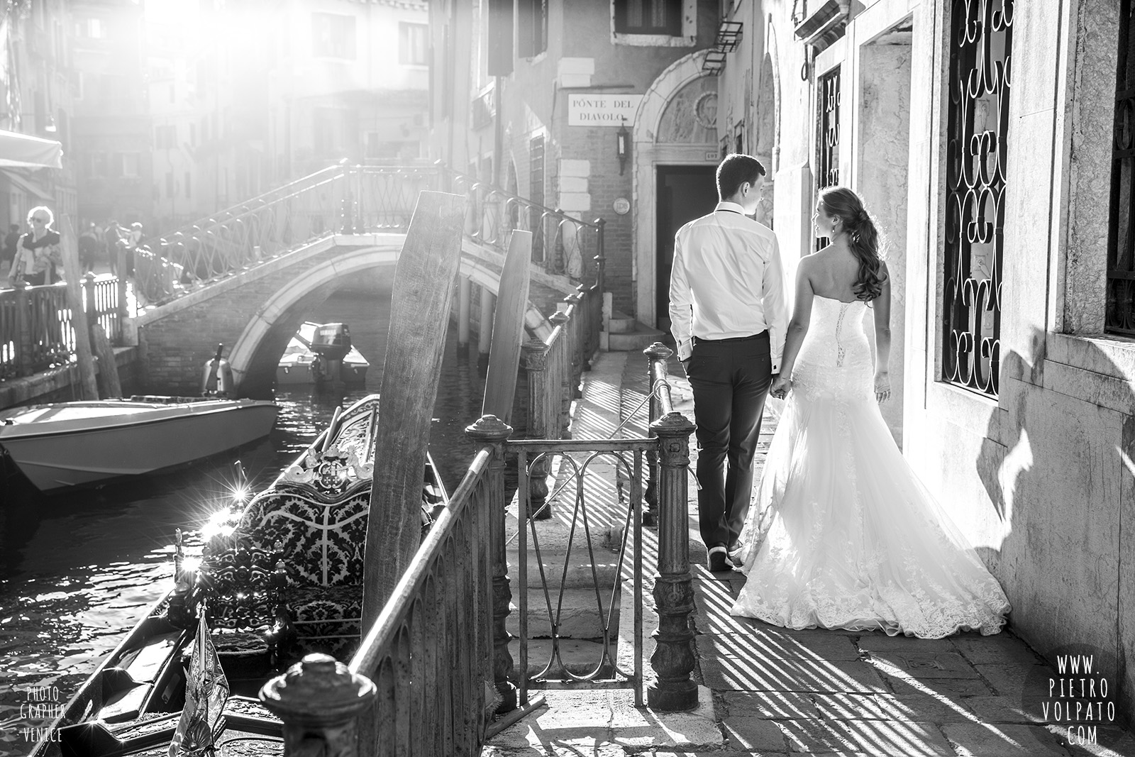 photographer in venice for wedding honeymoon photography session and walking tour for couple