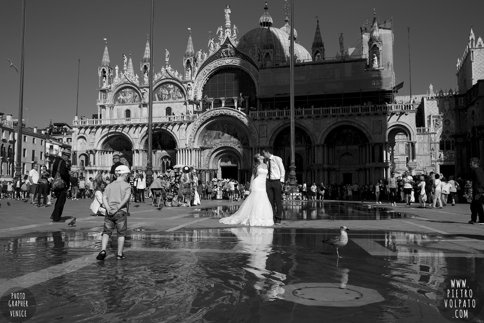 photographer in venice for wedding honeymoon photography session and walking tour for couple