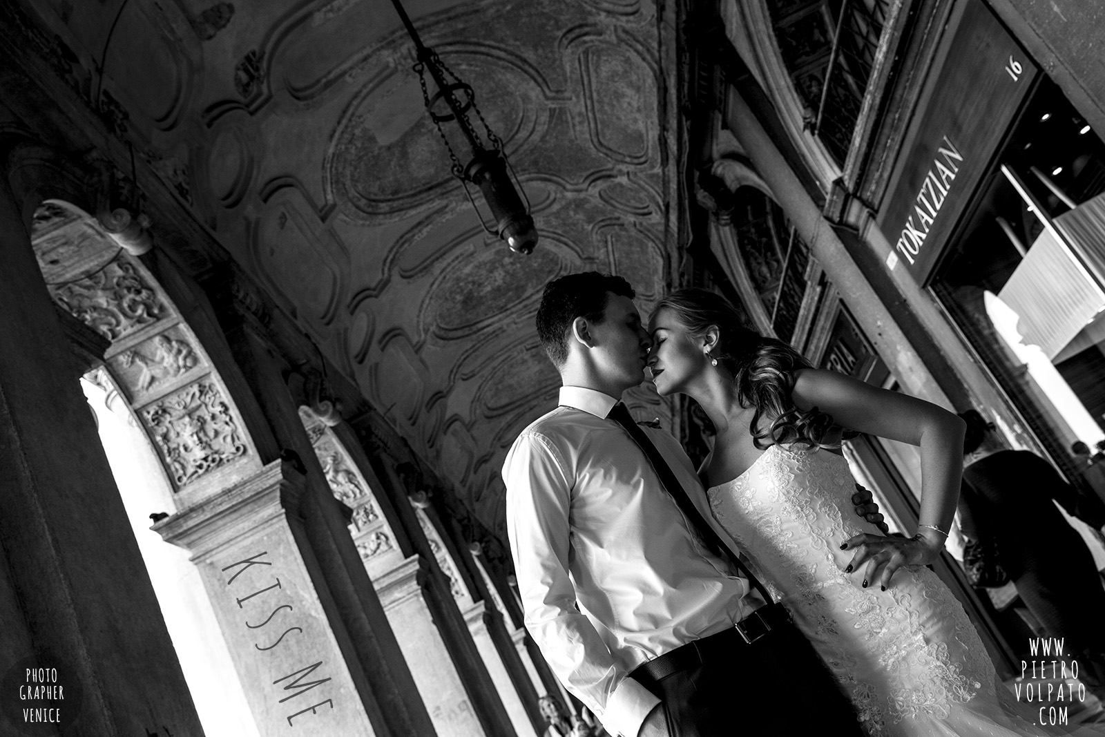 photographer in venice for wedding honeymoon photography session and walking tour for couple