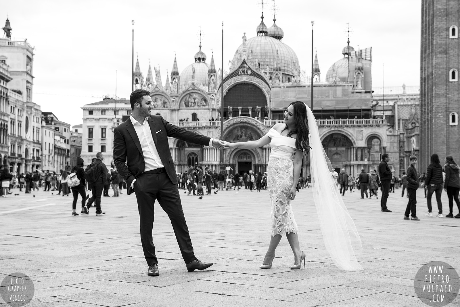 venice wedding photographer couple romantic honeymoon photoshoot tour