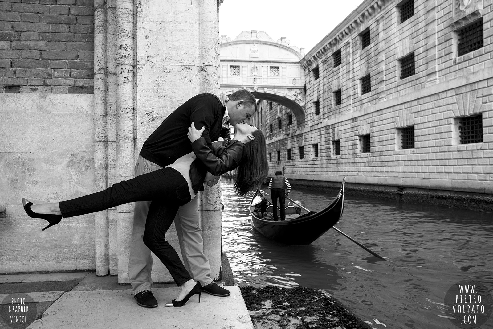 pre wedding love story photoshoot in venice italy photographer pietro volpato