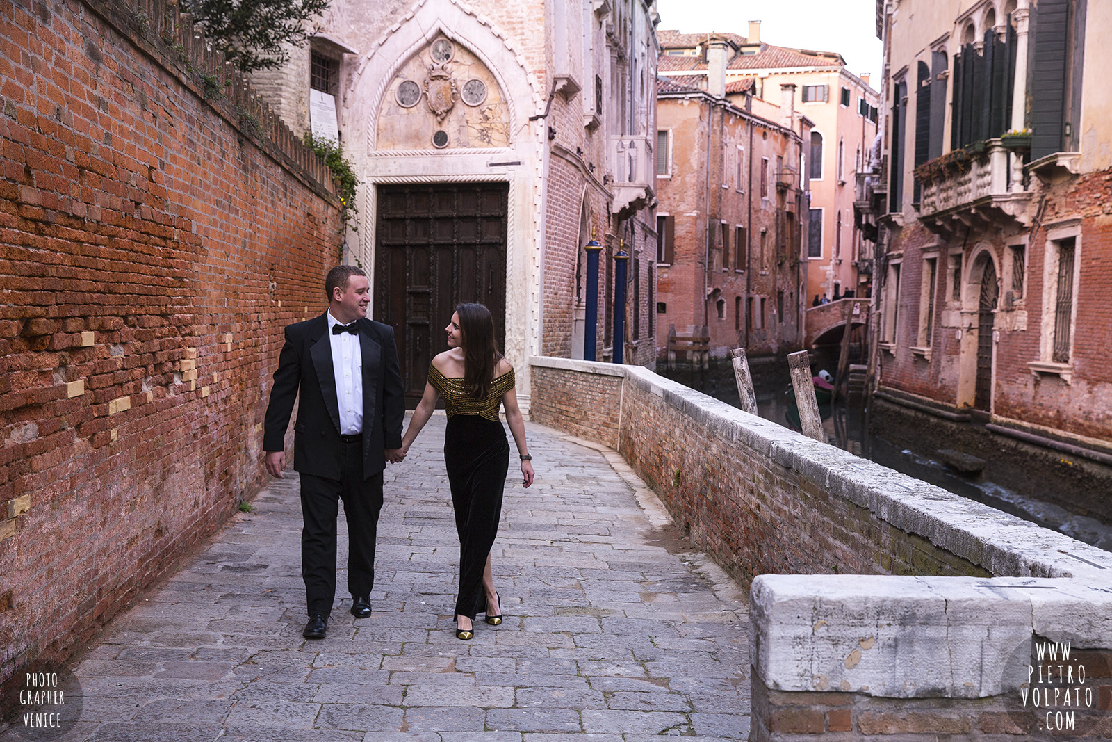 pre wedding love story photoshoot in venice italy photographer pietro volpato