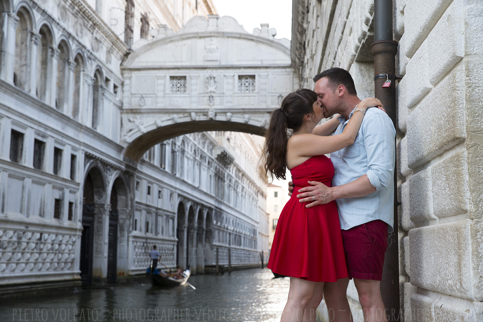 Venice couple photo session during a (romantic and fun) walking tour and gondola ride ~ Venice holiday photographer