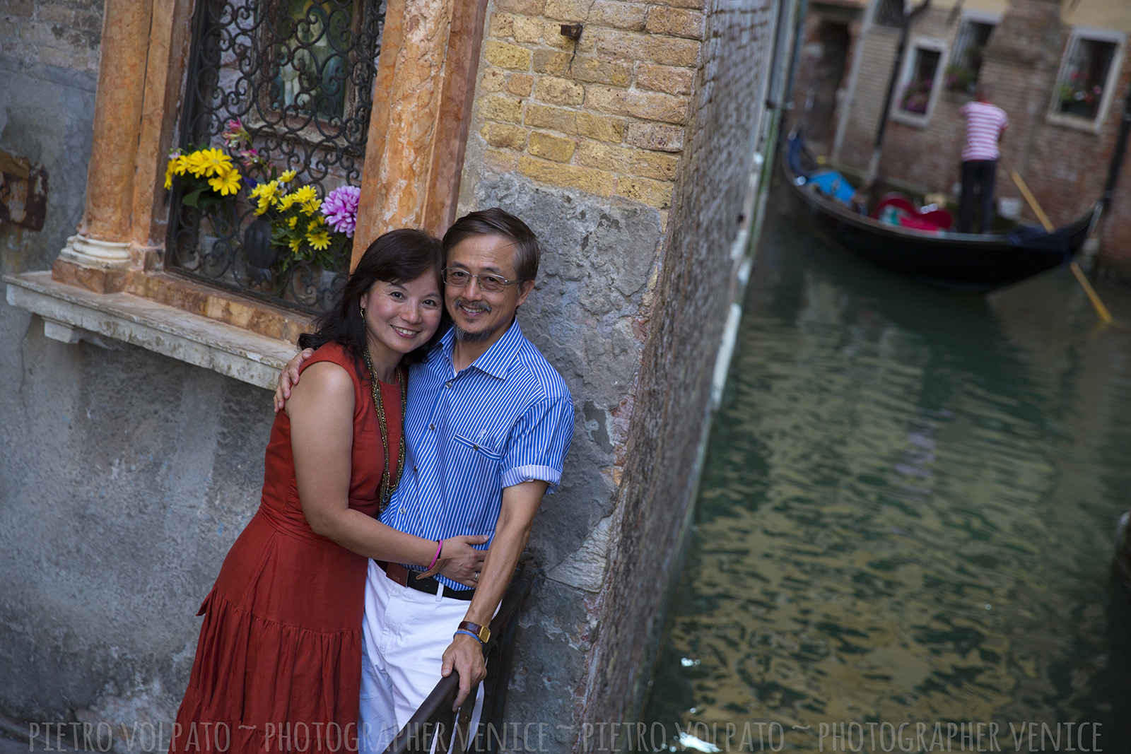 Photographer in Venice for romantic and fun photo shoot during a walking tour and gondola ride ~ Venice couple photo session