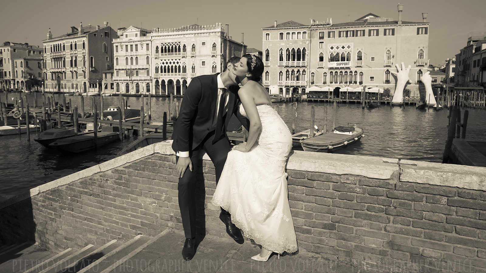 Photographer in Venice Italy for honeymoon photography session ~ Romantic pictures for couple vacation in Venice