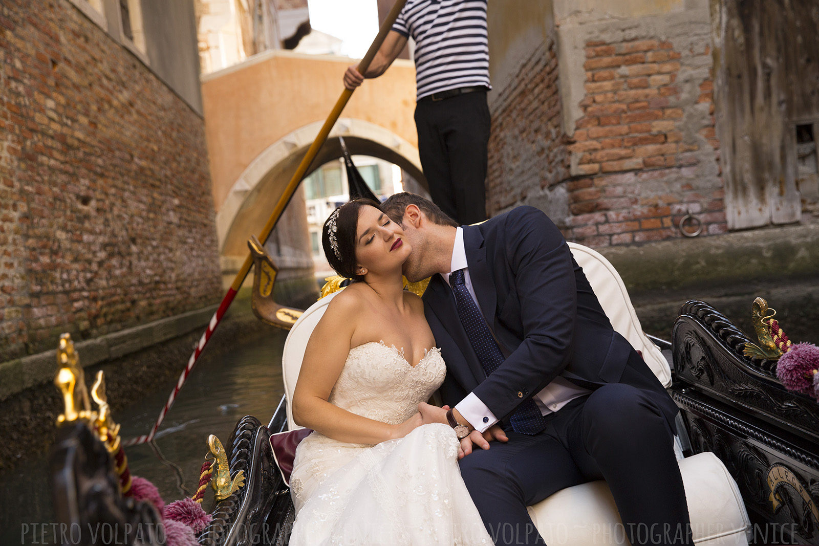 Photographer in Venice Italy for honeymoon photography session ~ Romantic pictures for couple vacation in Venice