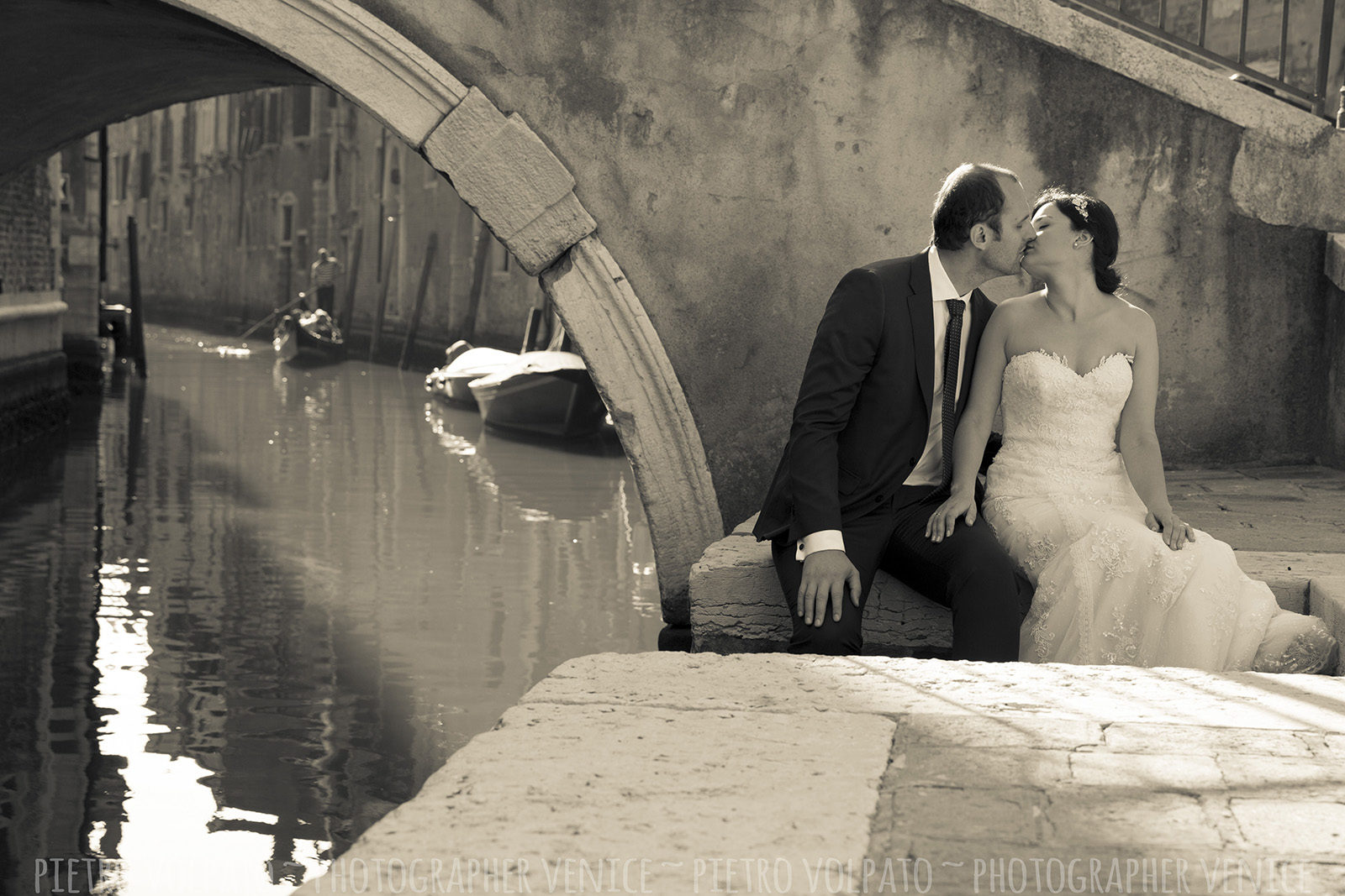 Photographer in Venice Italy for honeymoon photography session ~ Romantic pictures for couple vacation in Venice