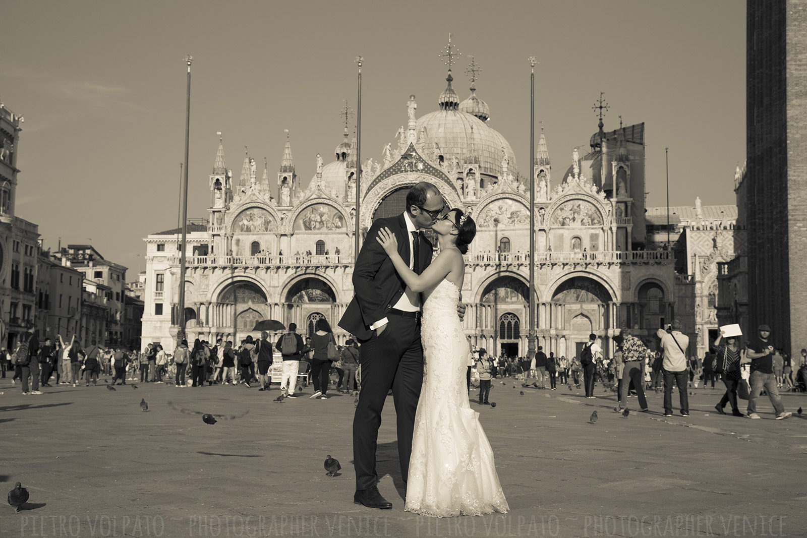 Photographer in Venice Italy for honeymoon photography session ~ Romantic pictures for couple vacation in Venice