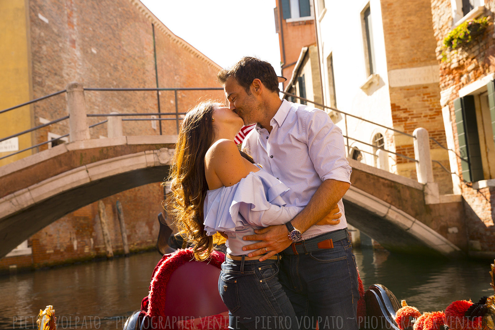 Photographer in Venice Italy for honeymoon photography session ~ Couple vacation photo walk in Venice ~ Romantic and fun pictures