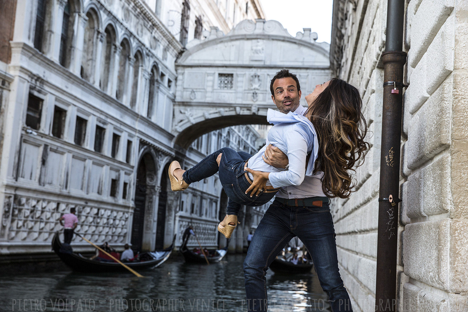 Photographer in Venice Italy for honeymoon photography session ~ Couple vacation photo walk in Venice ~ Romantic and fun pictures