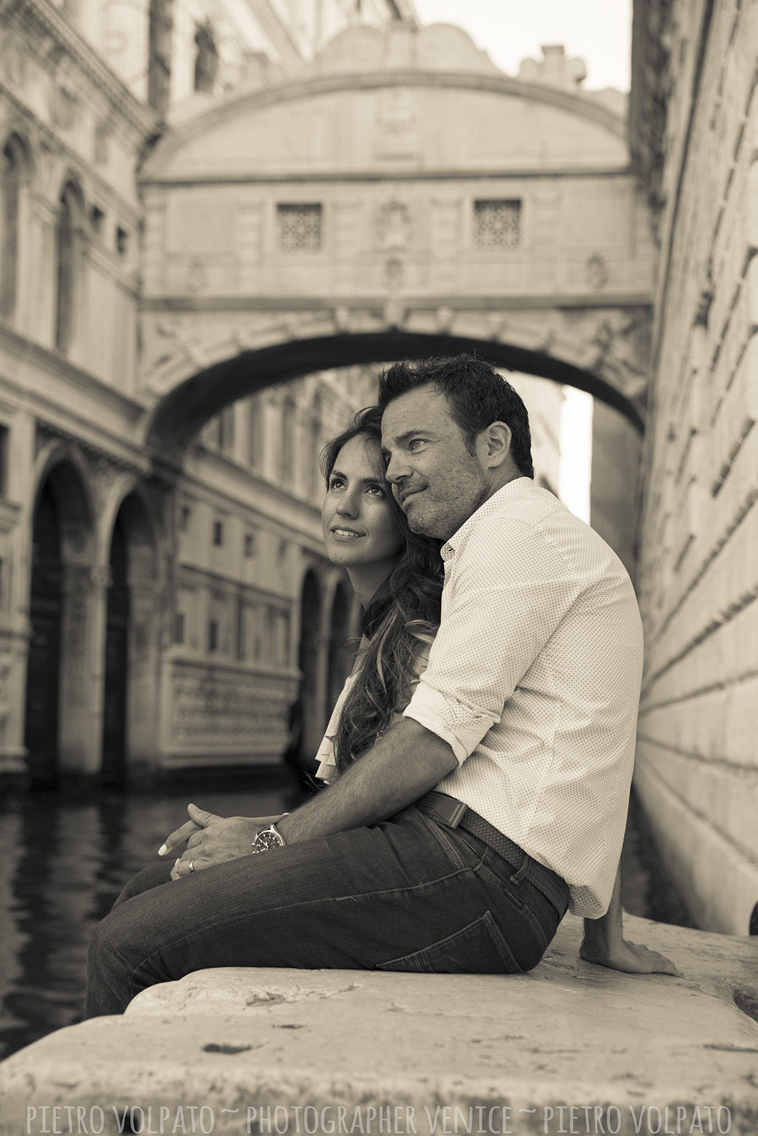 Photographer in Venice Italy for honeymoon photography session ~ Couple vacation photo walk in Venice ~ Romantic and fun pictures