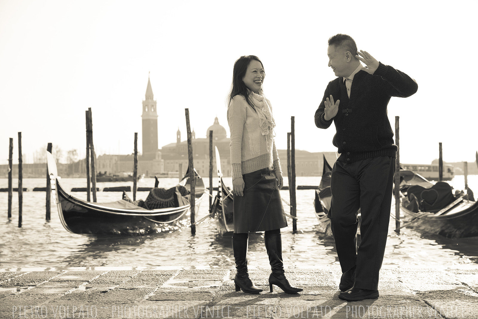 Couple photo shoot in Venice with photographer ~ Vacation photography session and tour in Venice ~ Photographer in Venice