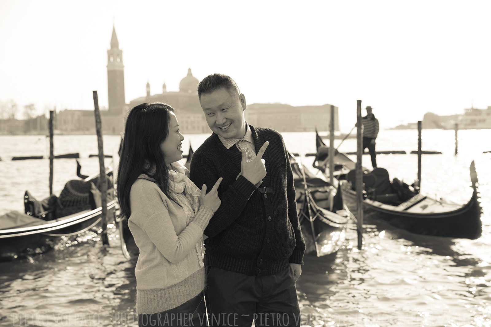 Couple photo shoot in Venice with photographer ~ Vacation photography session and tour in Venice ~ Photographer in Venice