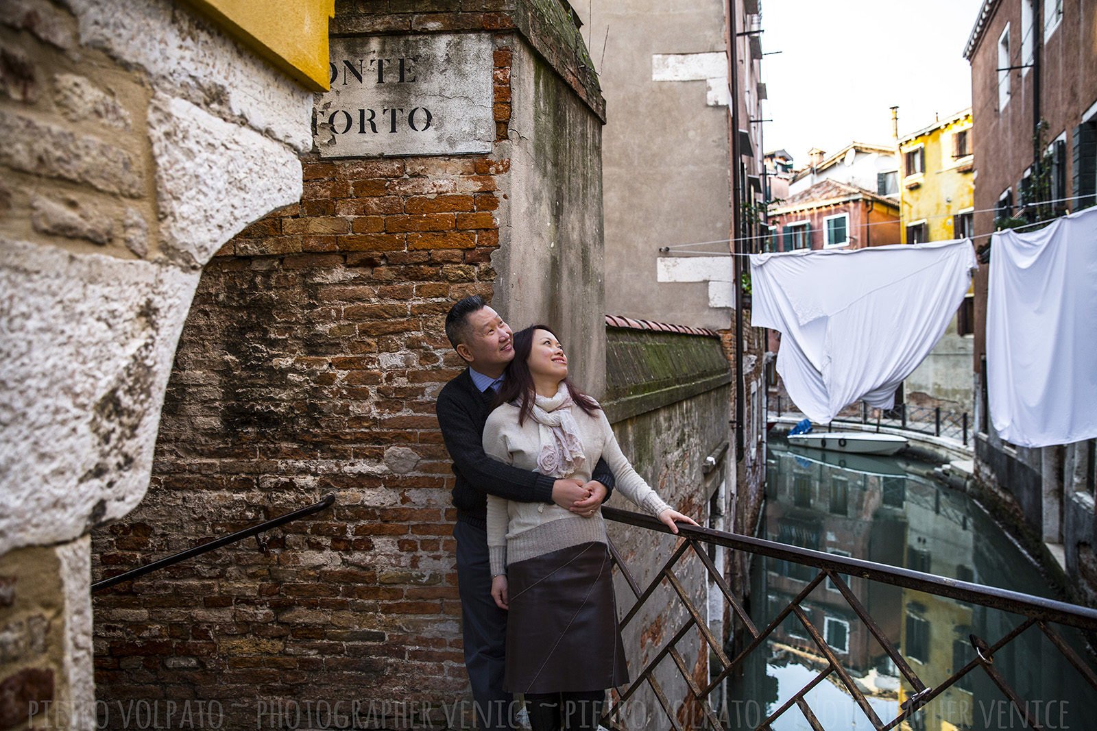 Couple photo shoot in Venice with photographer ~ Vacation photography session and tour in Venice ~ Photographer in Venice