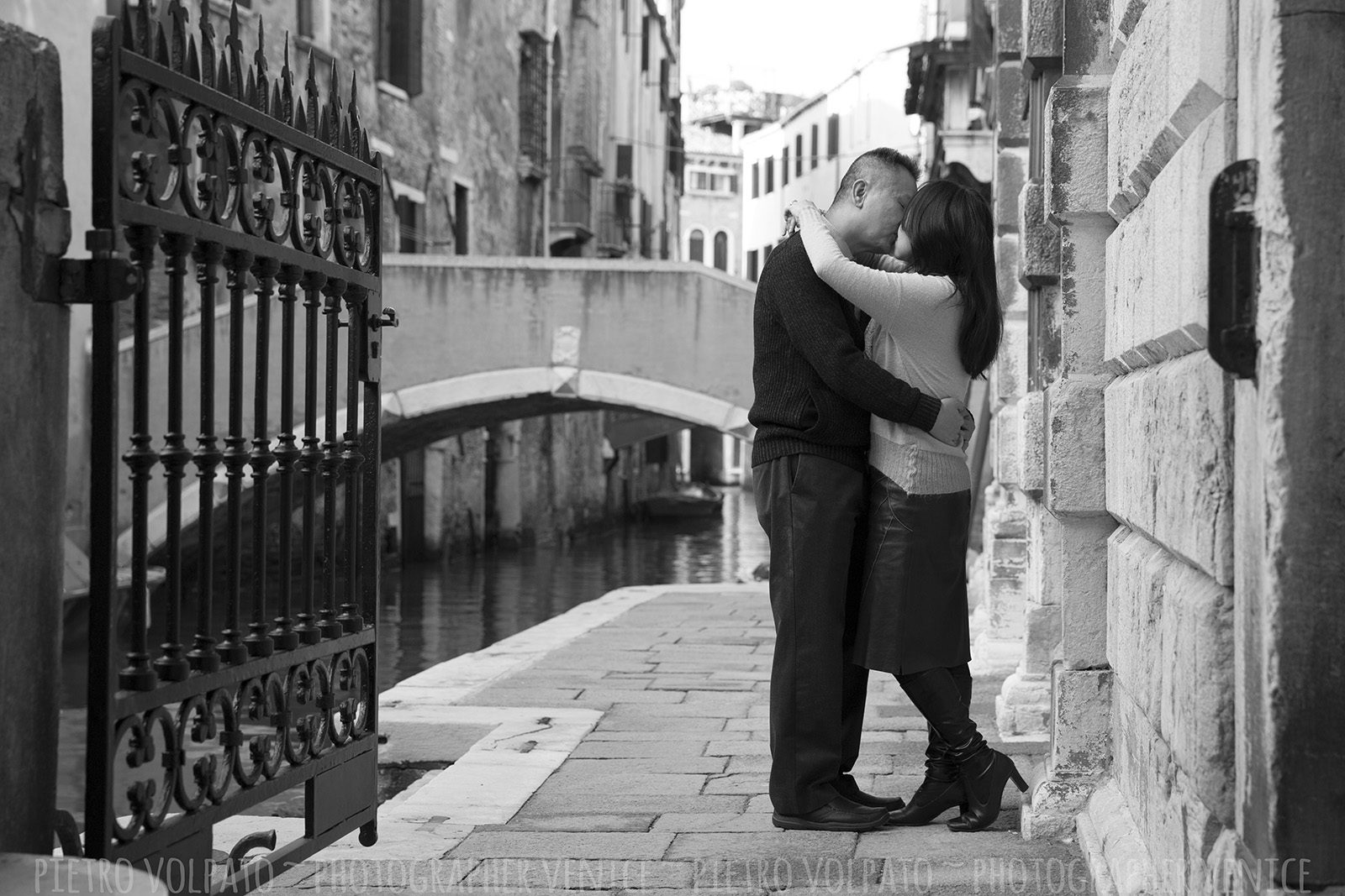 Couple photo shoot in Venice with photographer ~ Vacation photography session and tour in Venice ~ Photographer in Venice