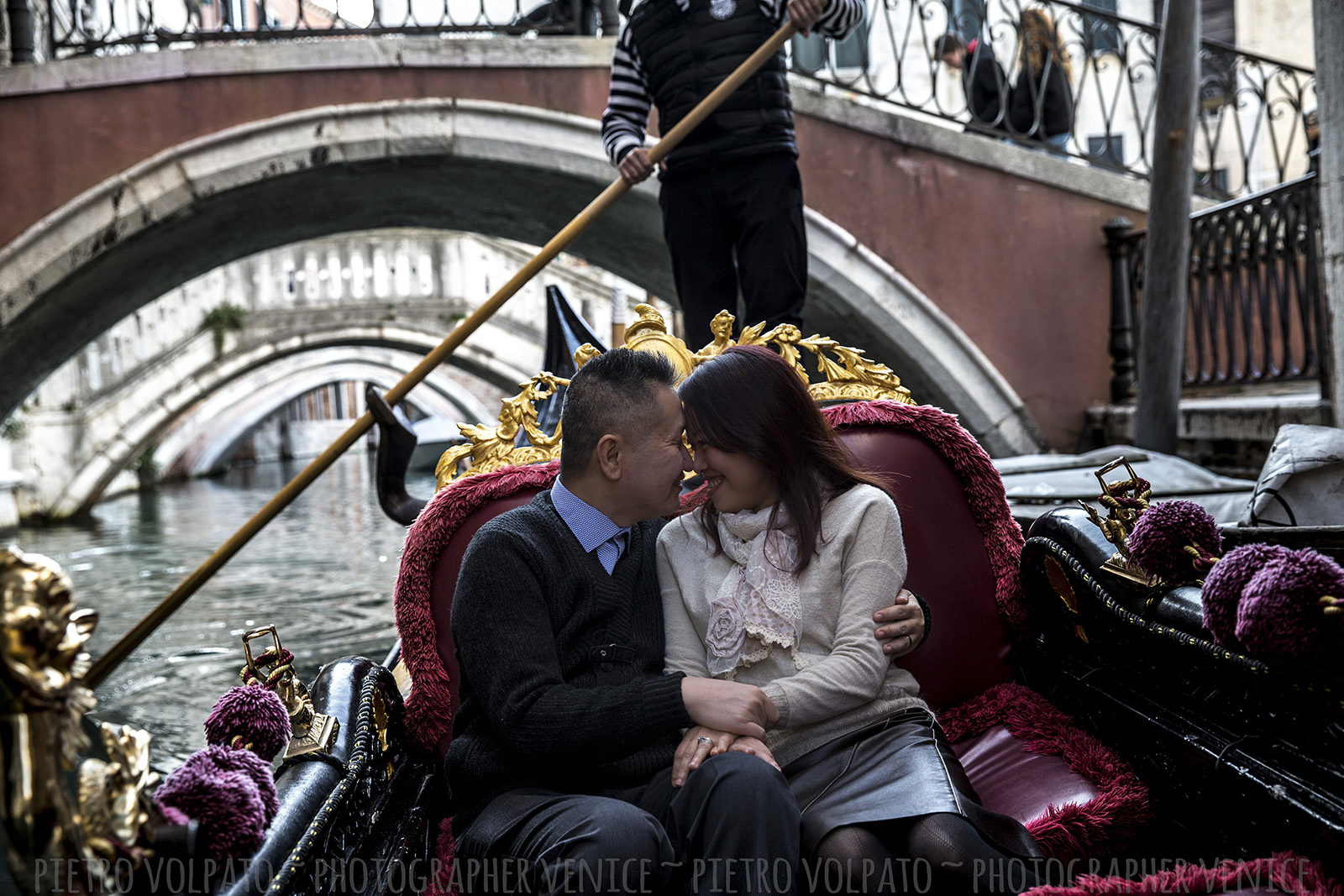 Couple photo shoot in Venice with photographer ~ Vacation photography session and tour in Venice ~ Photographer in Venice