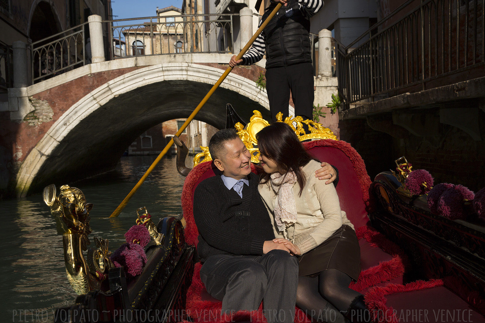 Couple photo shoot in Venice with photographer ~ Vacation photography session and tour in Venice ~ Photographer in Venice