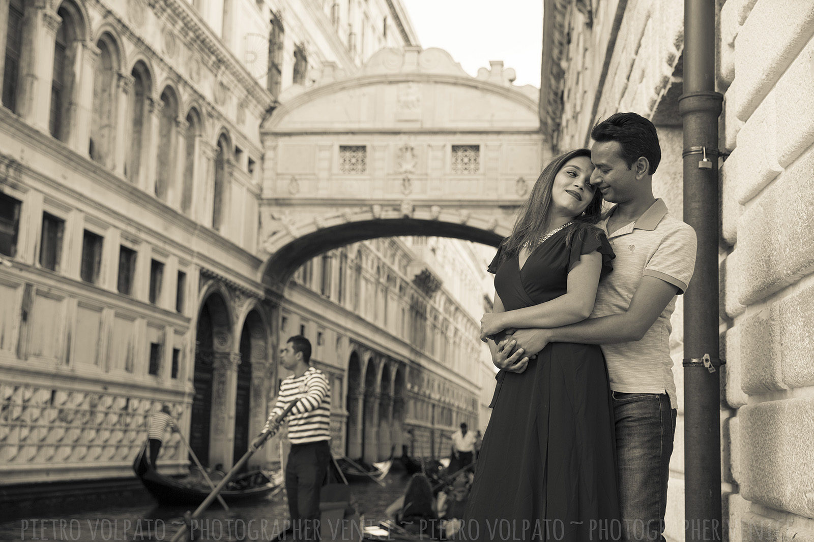 Venice photographer for vacation photo shoot and tour ~ Couple romantic and fun photos ~ Venice photo walk and gondola ride