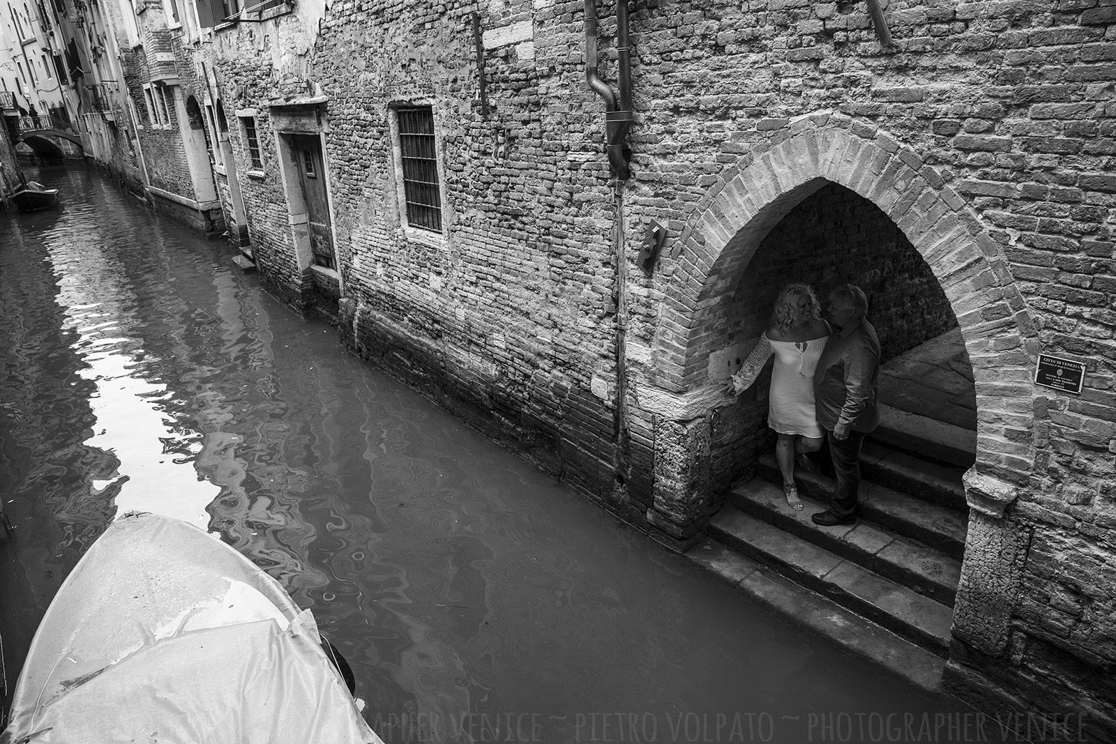 Photography session with photographer in Venice ~ Romantic and fun honeymoon photo shoot in Venice ~ Venice photo walk
