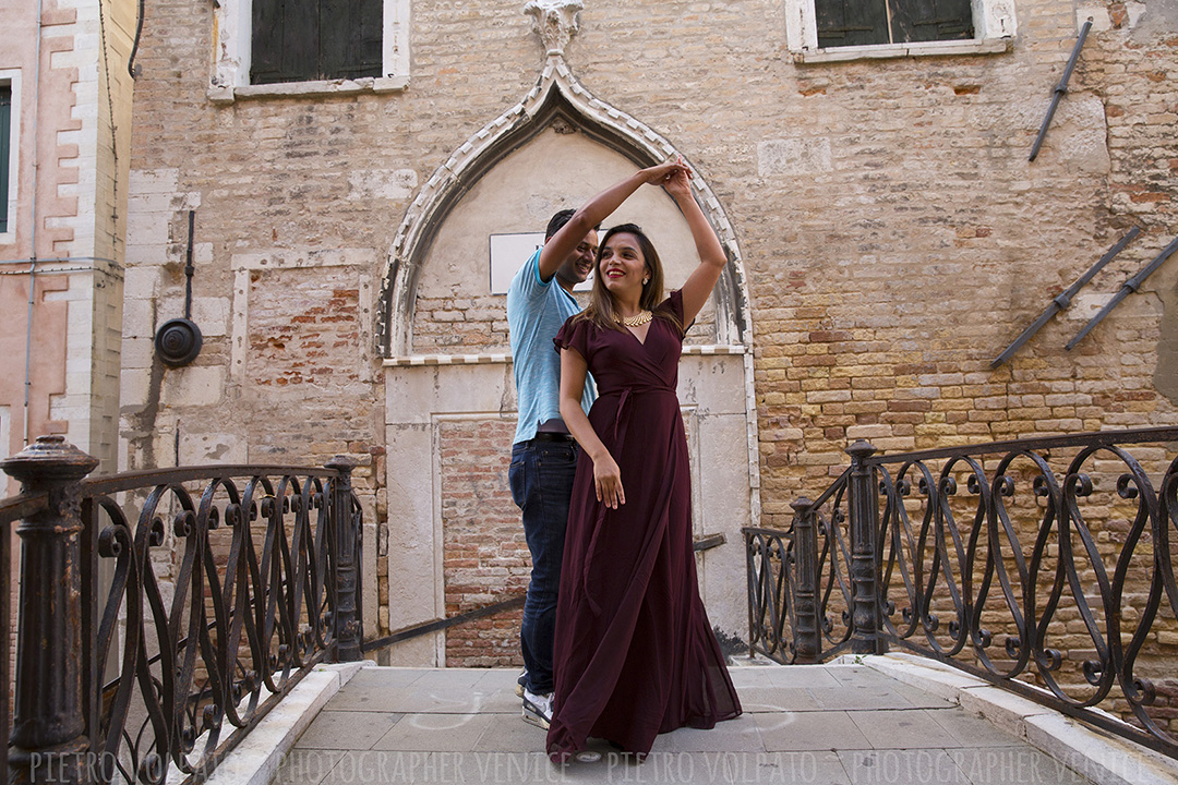 Venice photographer for a vacation photo shoot and tour. Romantic and fun photos of a couple in Venice during a photo walk and gondola ride.