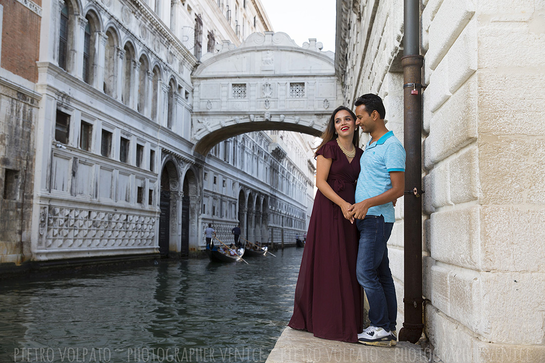 Venice photographer for a vacation photo shoot and tour. Romantic and fun photos of a couple in Venice during a photo walk and gondola ride.