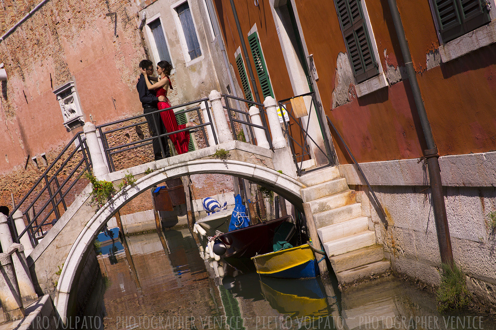 Photographer in Venice Italy for honeymoon photo shoot during a walking tour ~ Couple vacation photography session