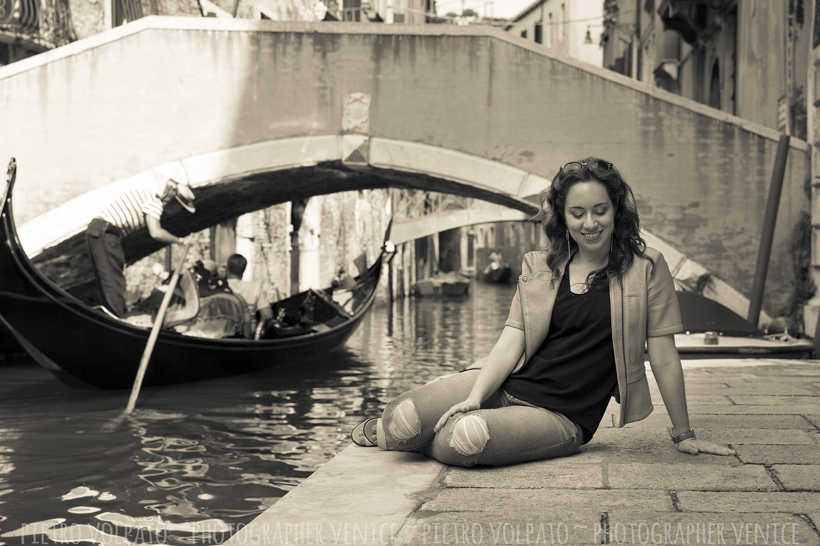 Portrait and vacation photography session in Venice with professional photographer ~ Venice photo walk for solo traveler