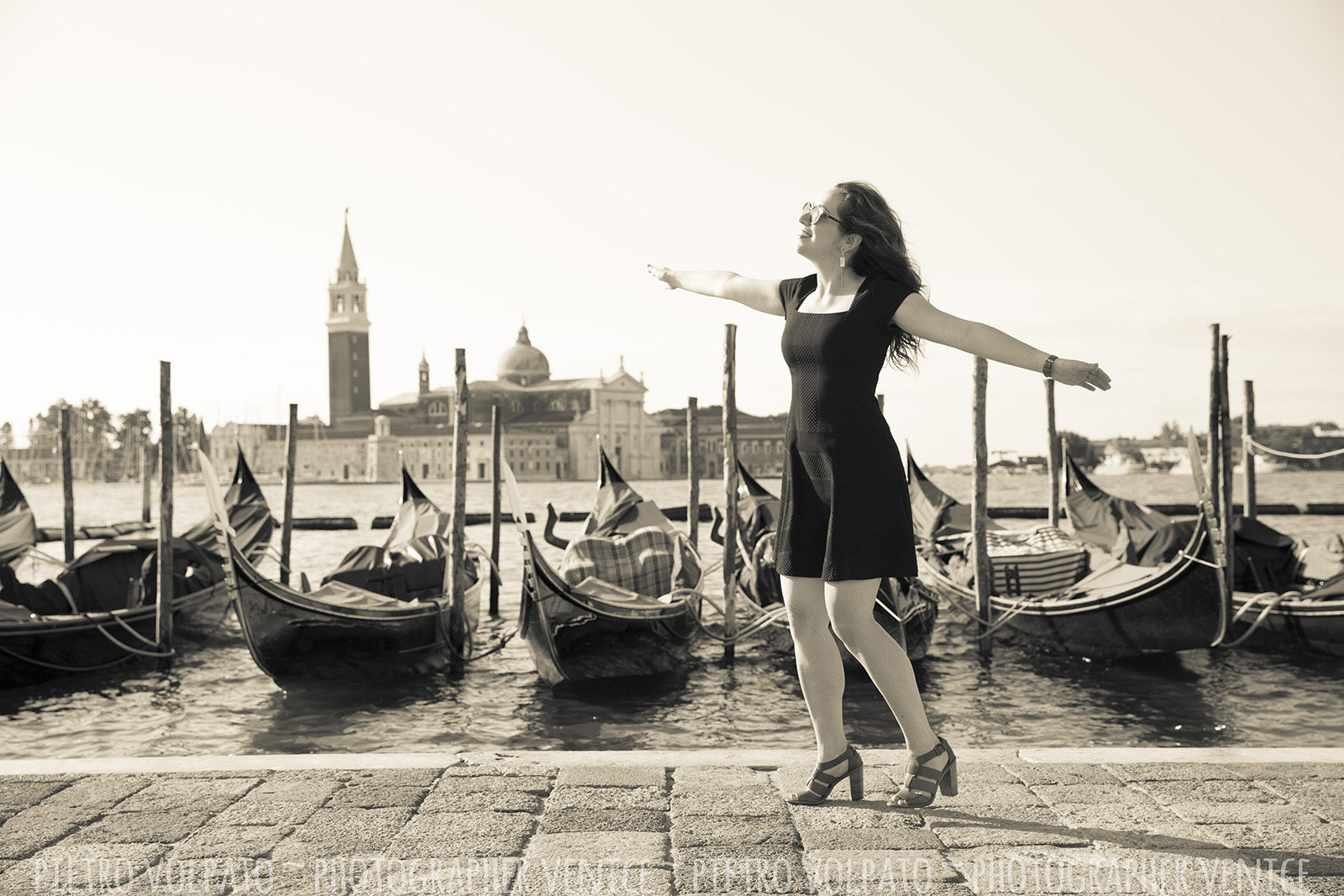 Portrait and vacation photography session in Venice with professional photographer ~ Venice photo walk for solo traveler