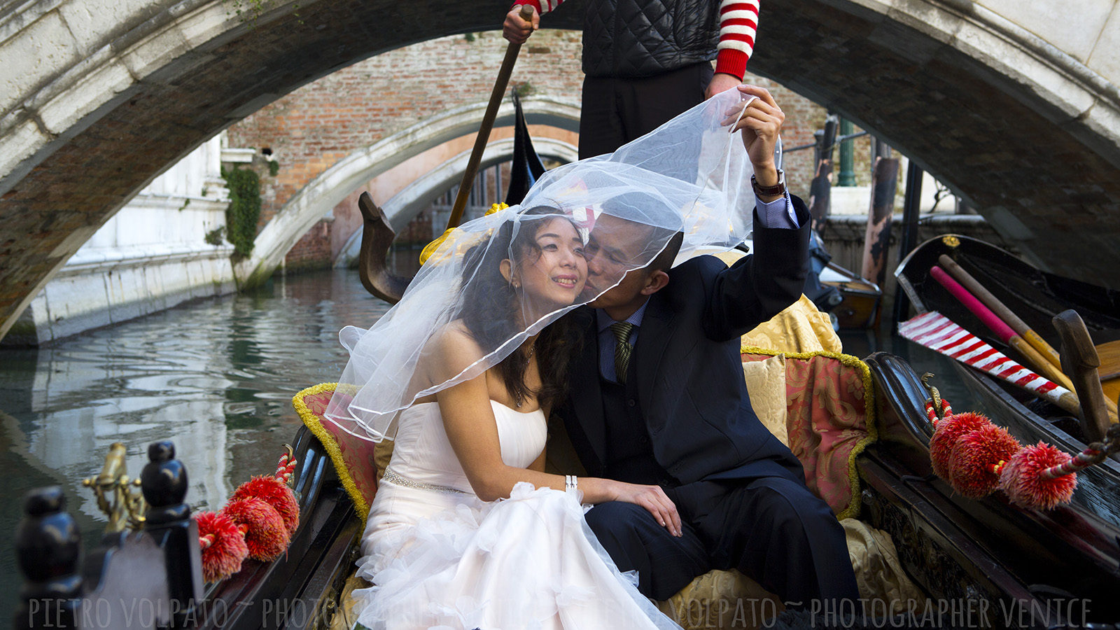 Photographer in Venice for honeymoon photo shoot and couple vacation pictures ~ Romantic and fun photo walk in Venice