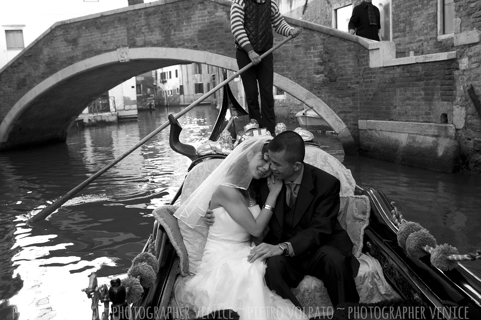 Photographer in Venice for honeymoon photo shoot and couple vacation pictures ~ Romantic and fun photo walk in Venice