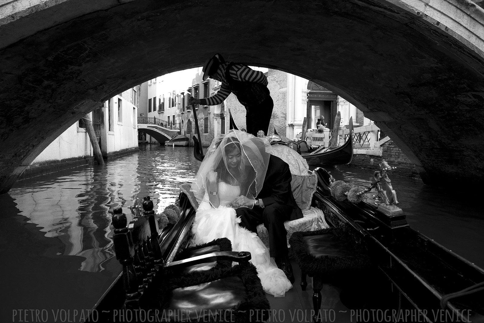 Photographer in Venice for honeymoon photo shoot and couple vacation pictures ~ Romantic and fun photo walk in Venice
