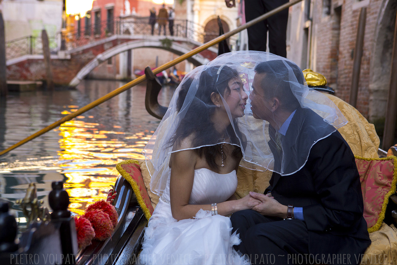 Photographer in Venice for honeymoon photo shoot and couple vacation pictures ~ Romantic and fun photo walk in Venice