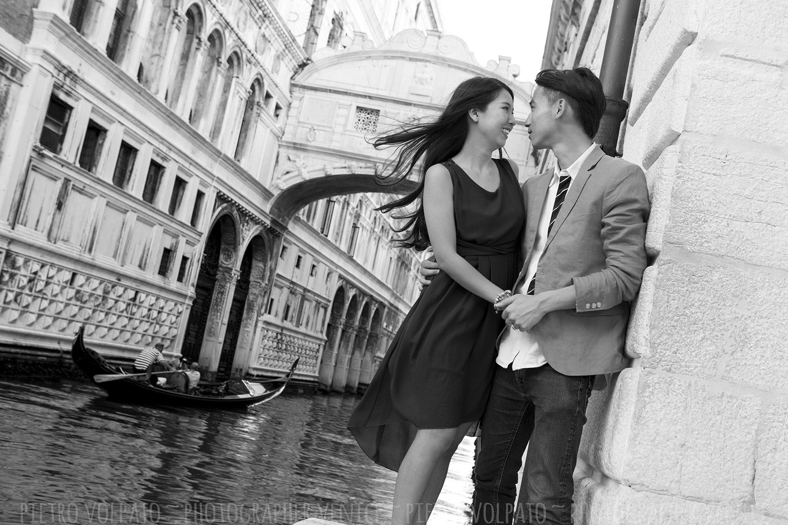 Venice photographer for portrait vacation photography session ~ Couple photographer in Venice ~ Romantic and fun photo walk