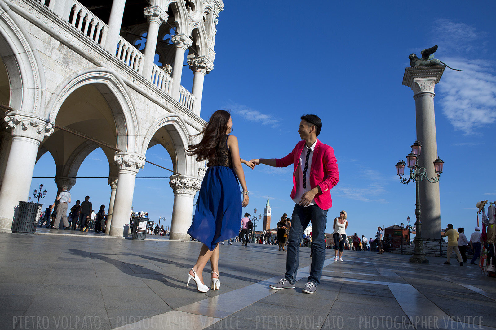 Venice photographer for portrait vacation photography session ~ Couple photographer in Venice ~ Romantic and fun photo walk