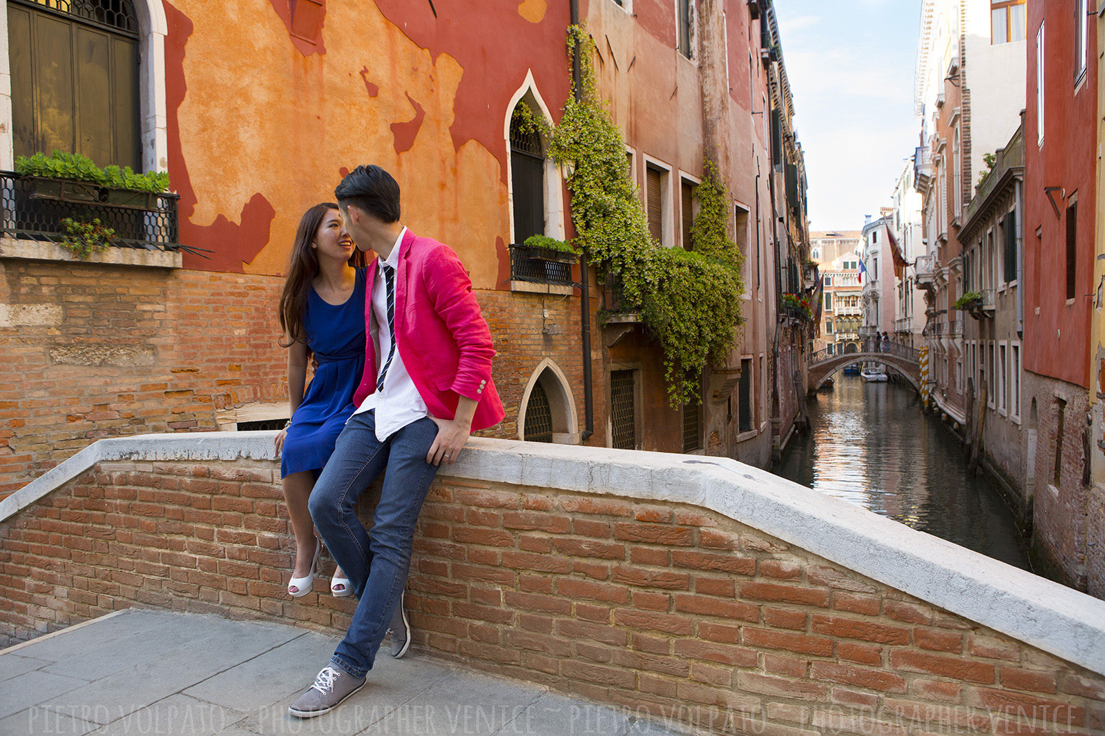 Venice photographer for portrait vacation photography session ~ Couple photographer in Venice ~ Romantic and fun photo walk