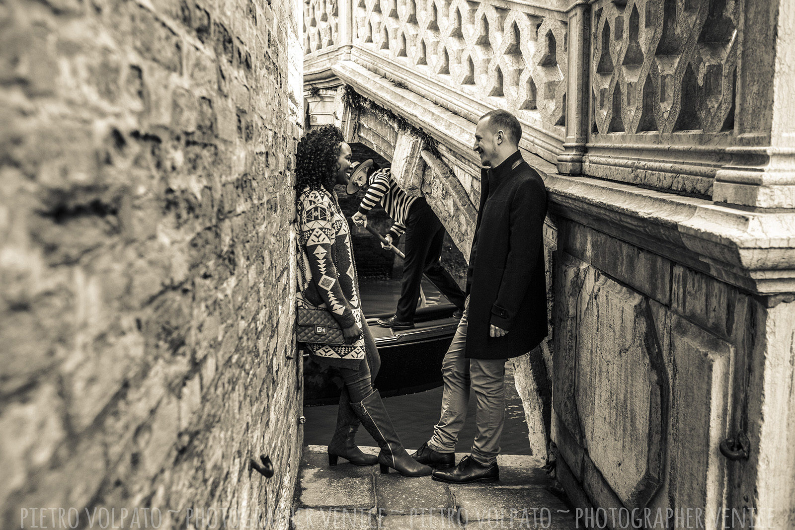 Photographer in Venice for vacation couple photo shoot ~ Having fun and romantic pictures during a walking tour in Venice Italy