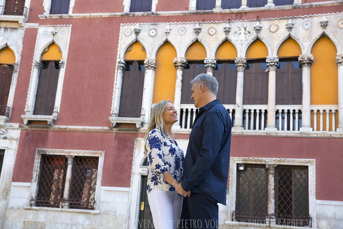 venice couple photoshoot tour with photographer