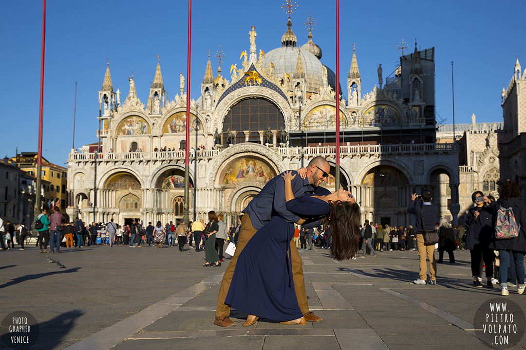 A couple having fun in Piazza San Marco. This photo is part of an engagement photography session in Venice.