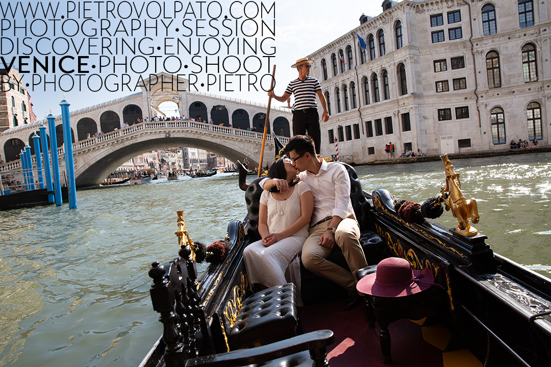 A couple kissing during a gondola ride along the Grand Canal in Venice. A photo of a Venice portrait photo shoot by local photographer Pietro Volpato.