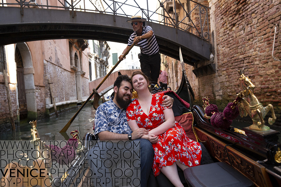 Photographer in Venice providing couple vacation photography sessions. Romantic and fun photo shoot.