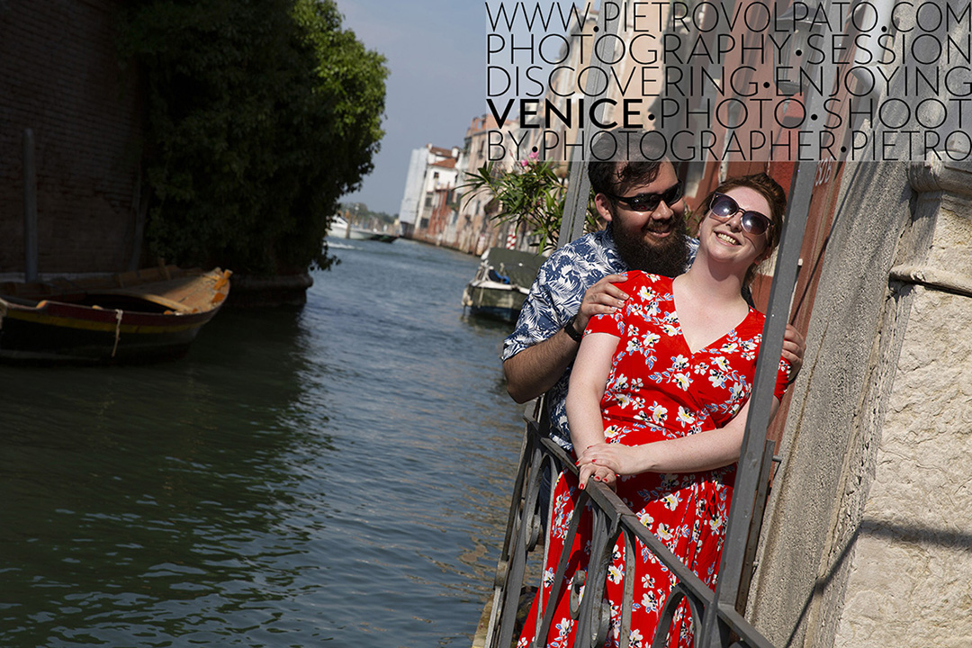 Photographer in Venice providing couple vacation photography sessions. Romantic and fun photo shoot.