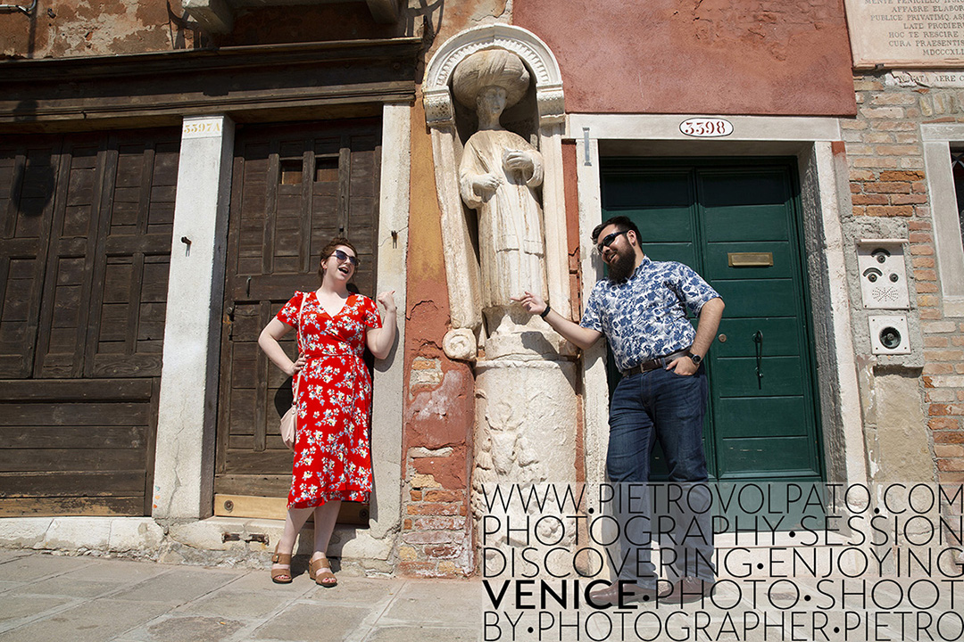 Photographer in Venice providing couple vacation photography sessions. Romantic and fun photo shoot.
